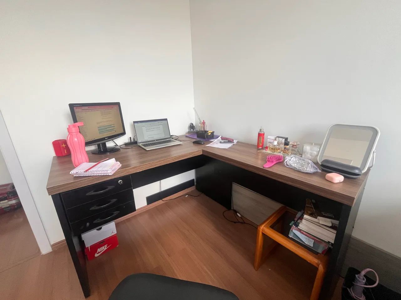 Conjunto escritório - 2 mesas em L, 3 cadeiras e 1 gaveteiro  - Foto 2