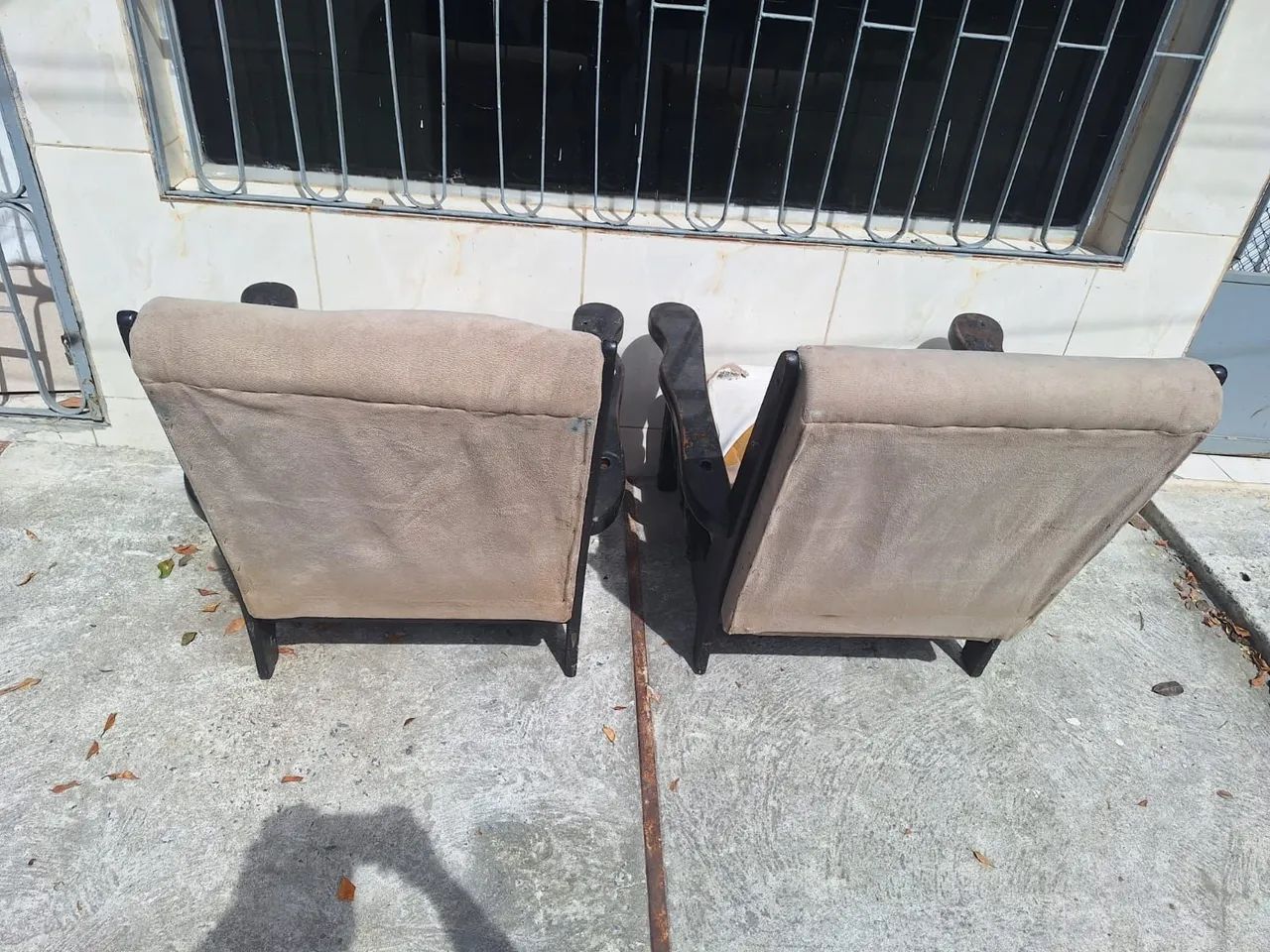 Duas poltronas madeira pura, precisando ajeitar o tecido. - Foto 5