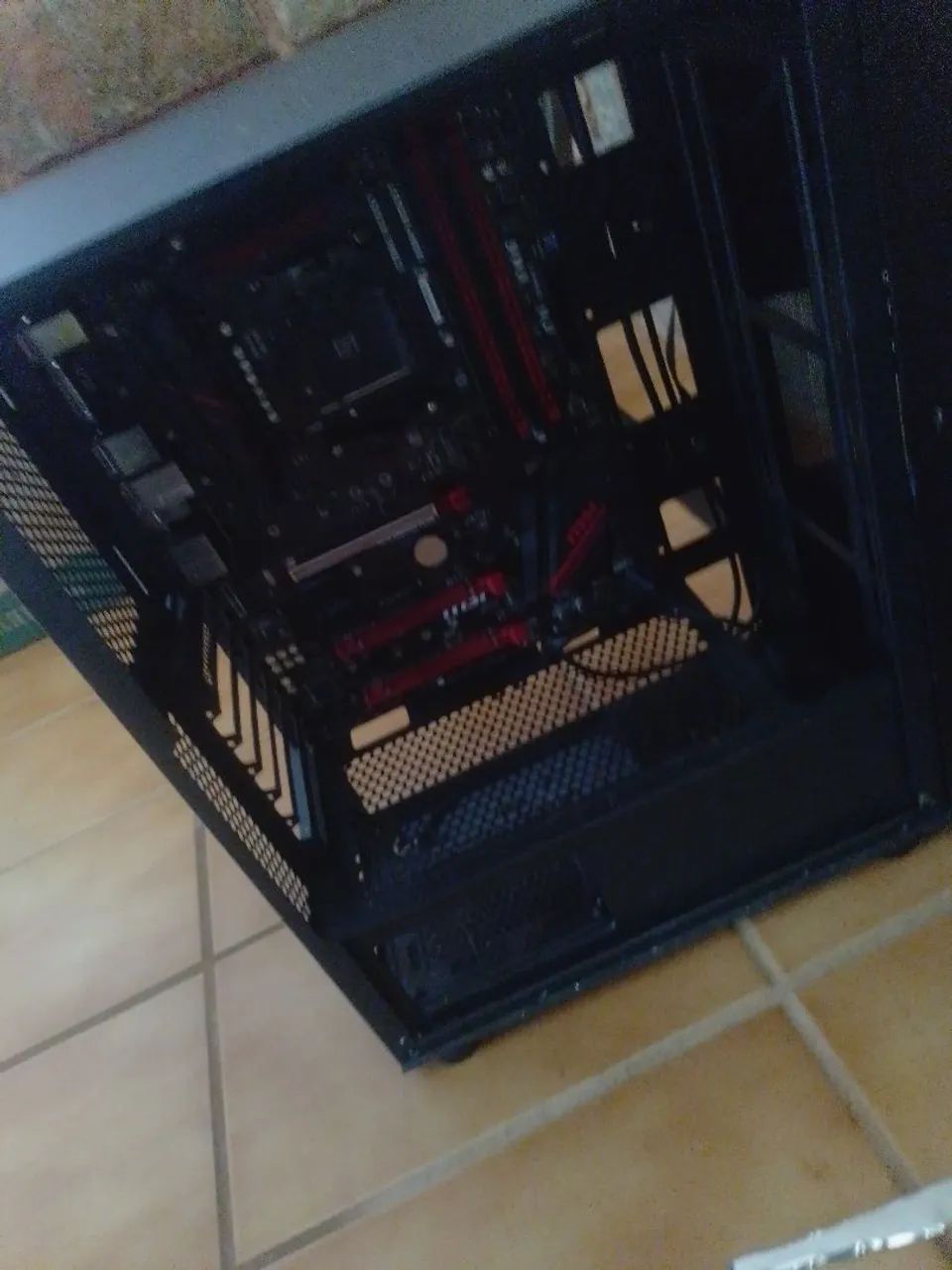 Gabinete + Placa mãe x470 (Slots 1 e 2 quebrados)