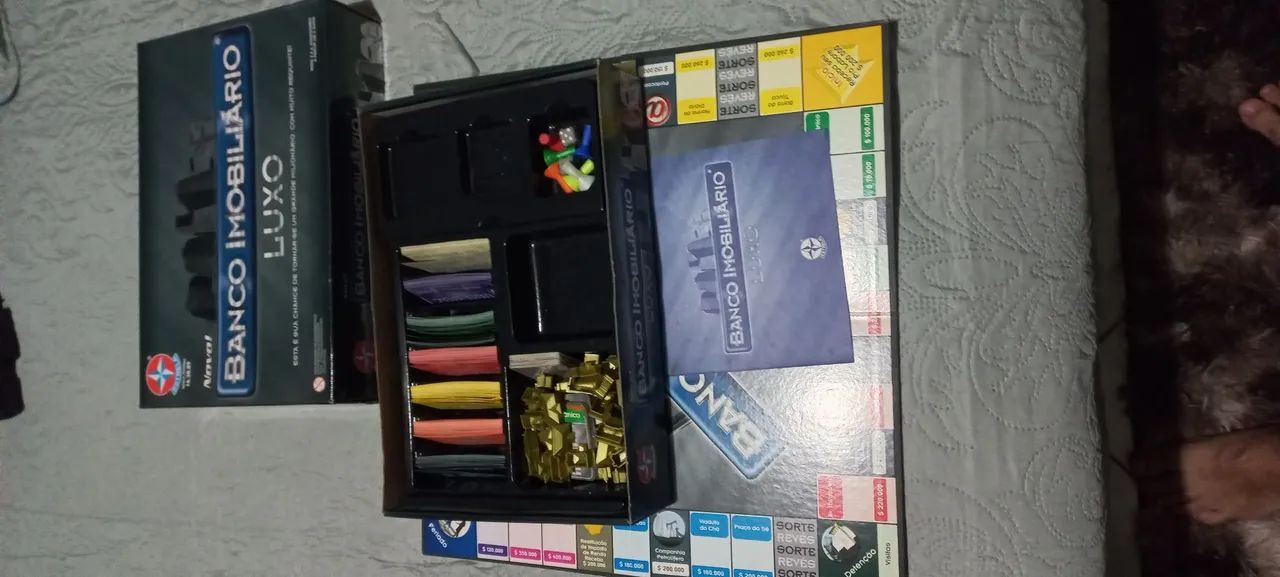 Jogo de Tabuleiro Banco Imobiliário Edição Luxo - Foto 2