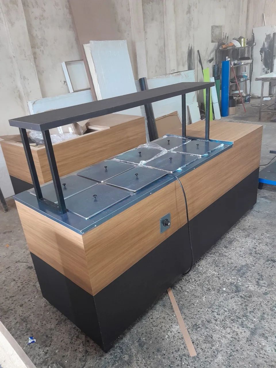 Mesa termica com base de pratos