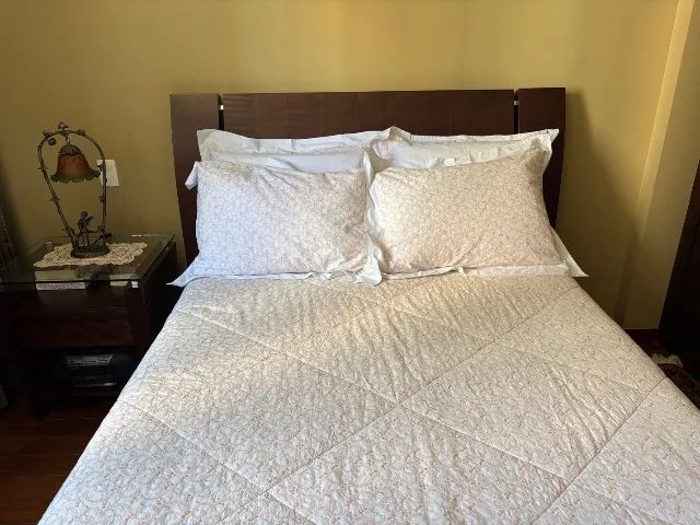 Cama de casal com mesa de cabeceira