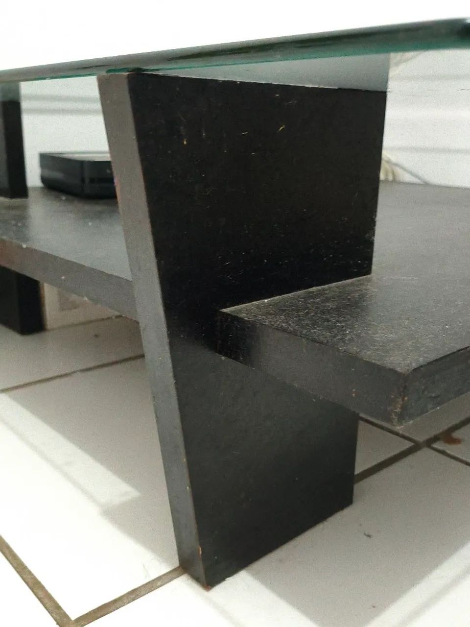 Mesa de centro madeira maciça com tampo de vidro - Foto 2