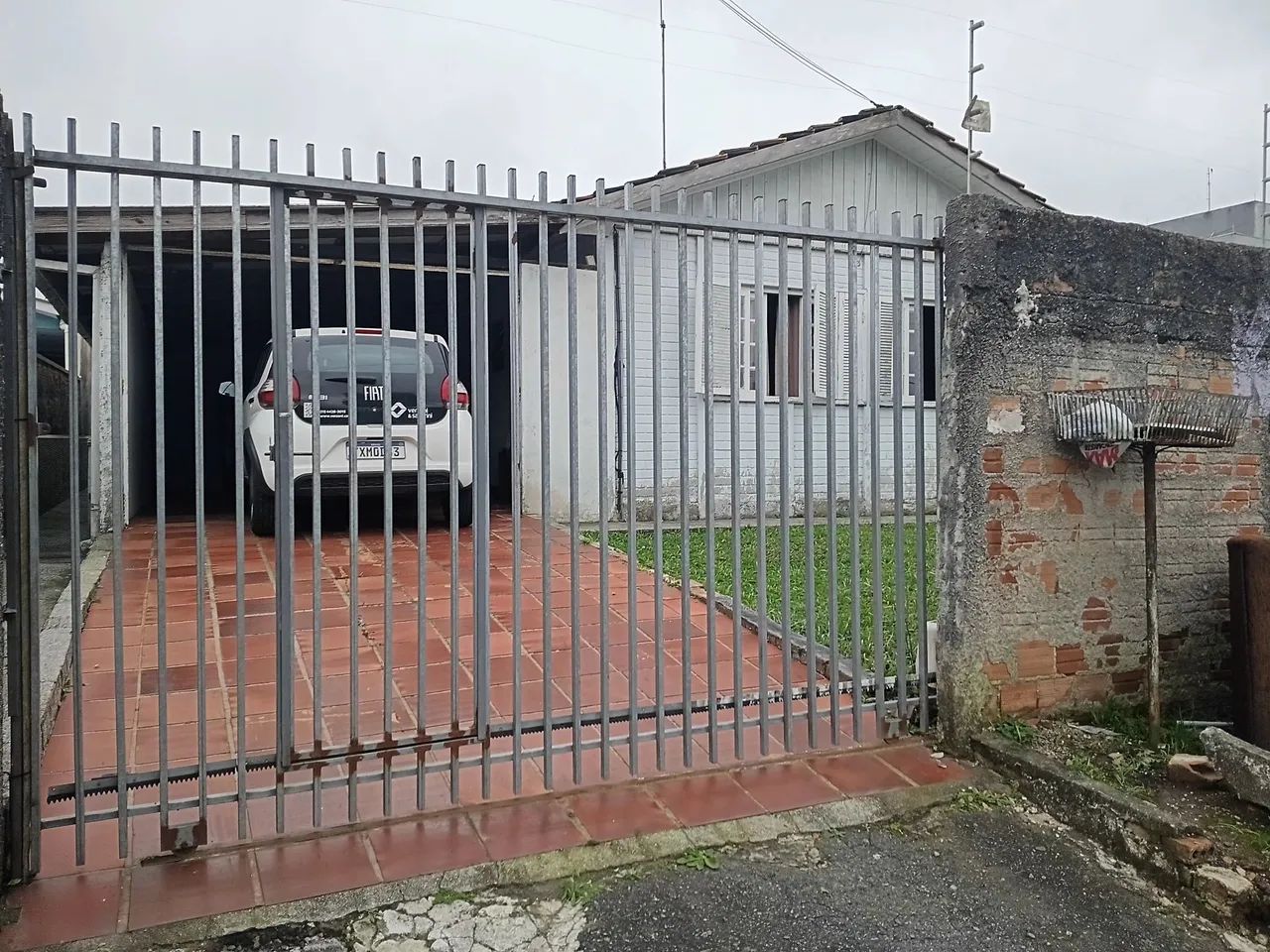 Alugo casa semi mobilhada.