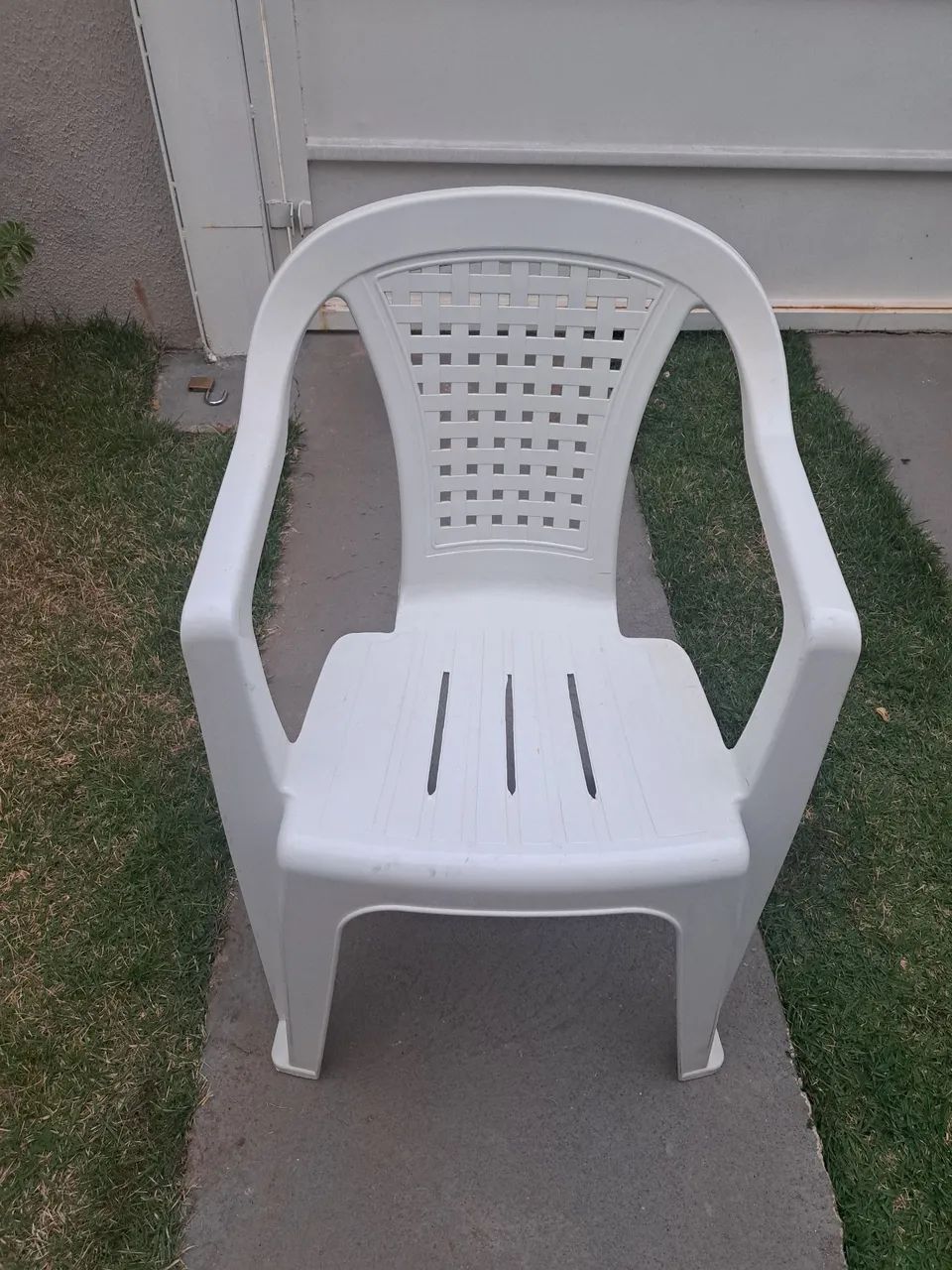 Mesa com 4 Cadeiras de Plástico com apoio de braço  - Foto 3