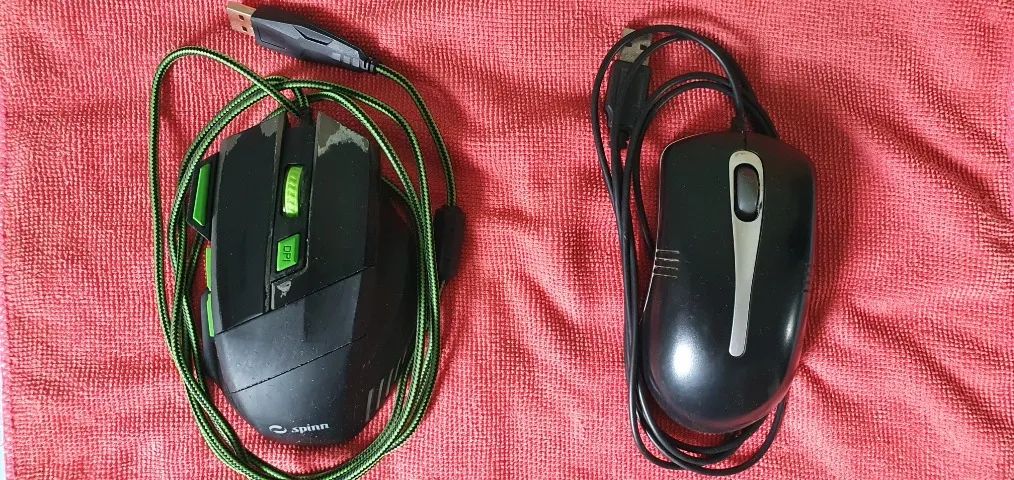 Dois mouses com fio