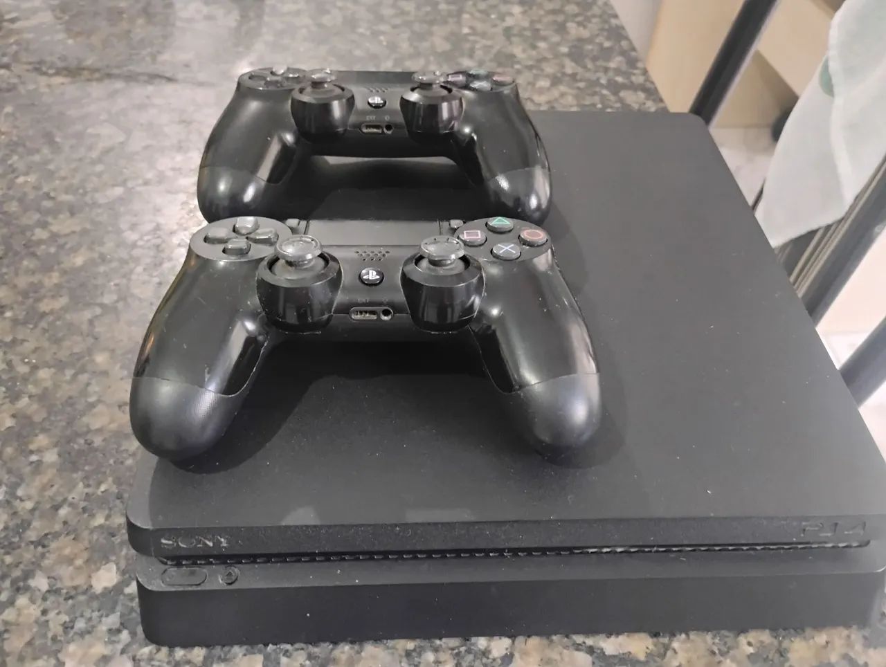 PLAYSTATION 4 SLIM