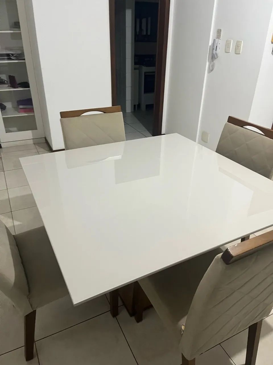 VENDO MESA DE JANTAR COM 4 CADEIRAS  - Foto 2