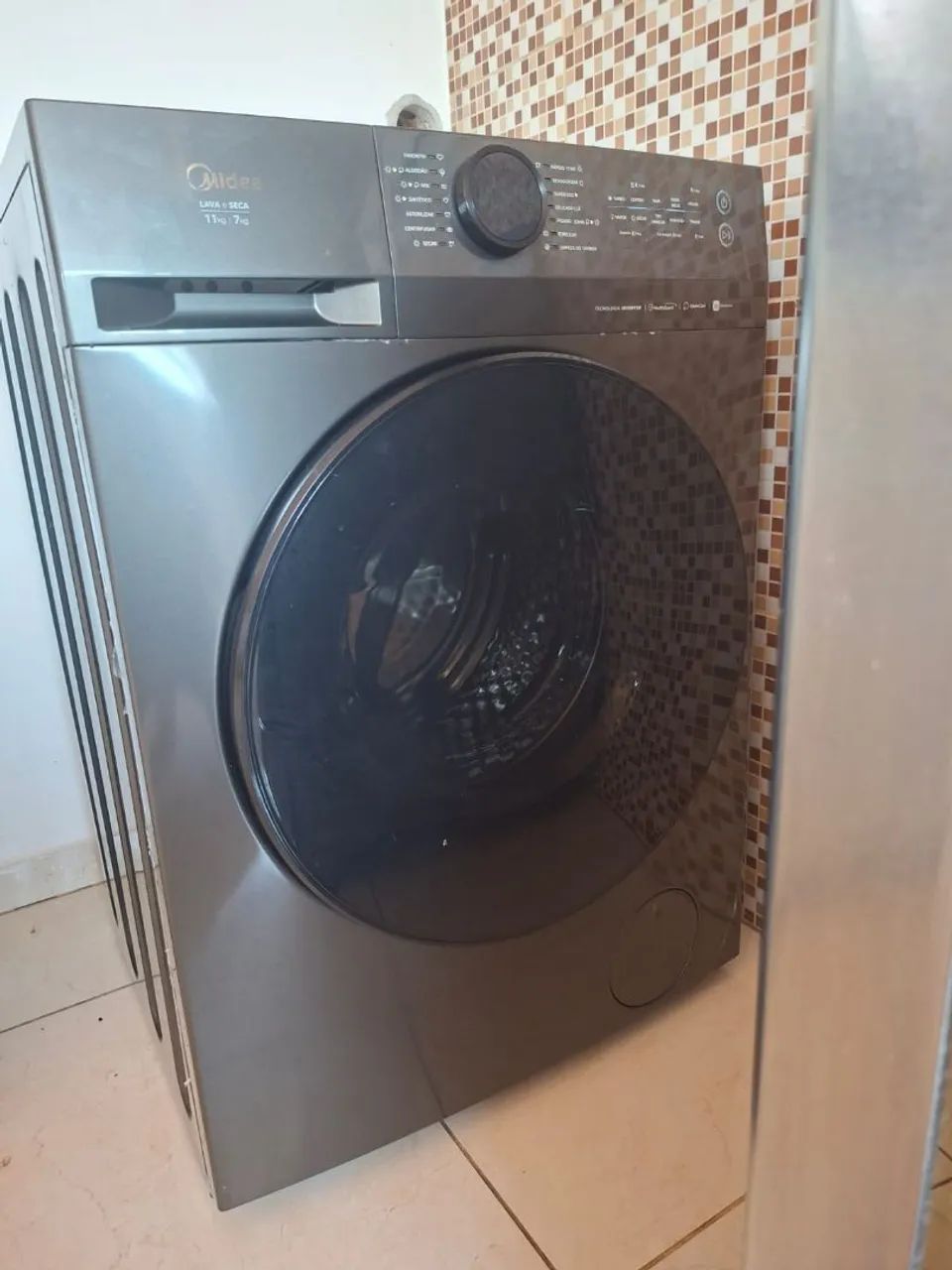Máquina de lavar e secar.