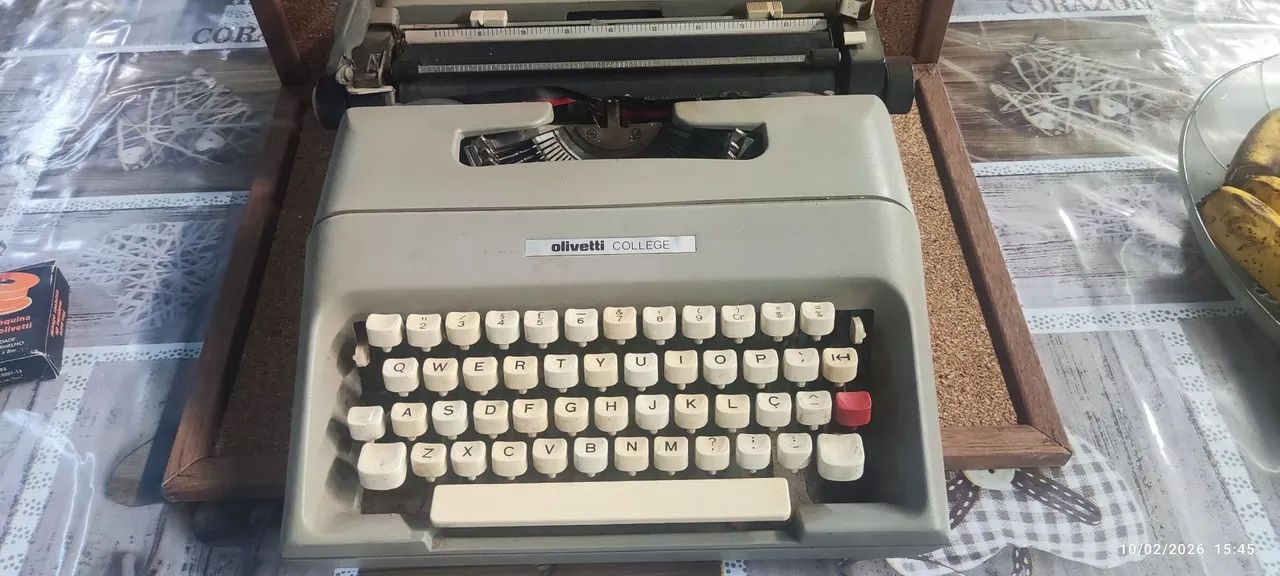 Máquina de escrever Olivetti College com bolsa original - funcionando e conservada