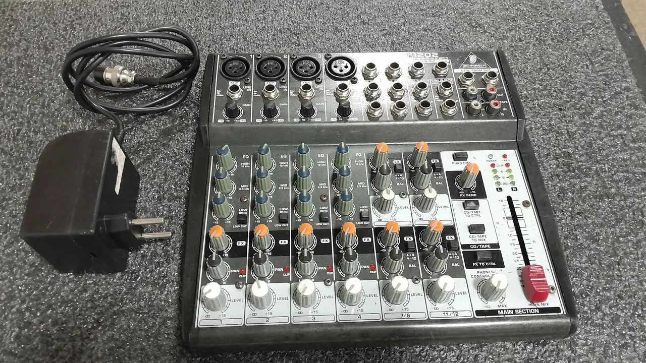 Mesa de som Behringer 1202