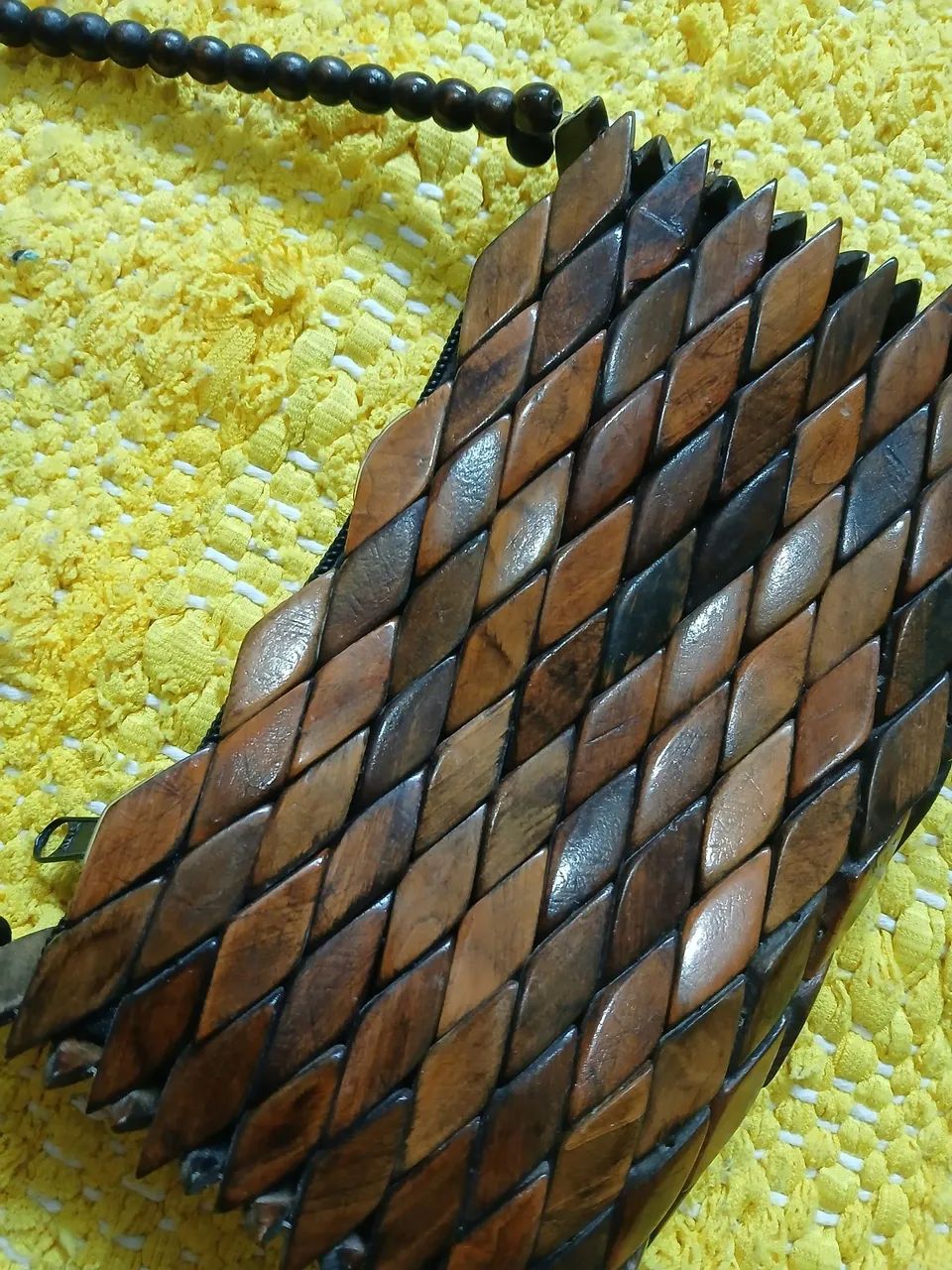 Vendo bolsinha de ombro de  madeiras - Foto 4