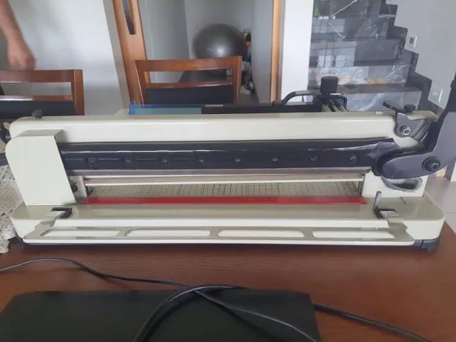 Vendo Gilhotina Semi-Automatica Tamanho A3 Grande Corta até 300 folhas - Foto 3