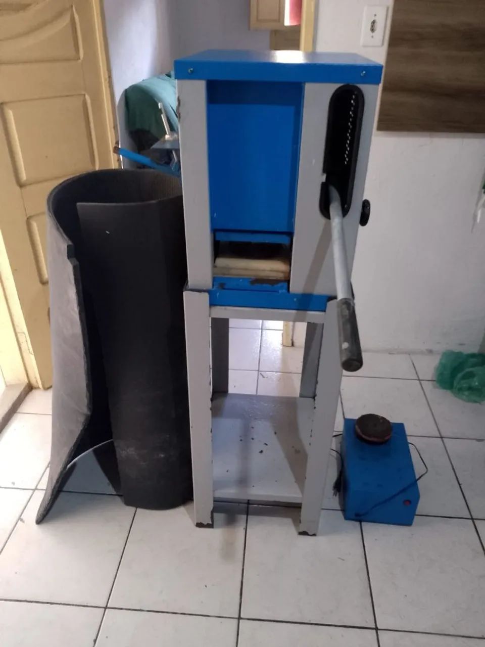 Vendo máquina de fazer chinelos 