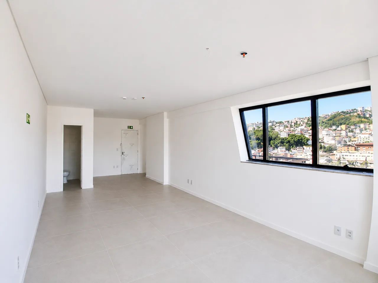 Locação - Sala comercial no Grand Tower com aproximadamente 56m² no Centro da cidade - Foto 3