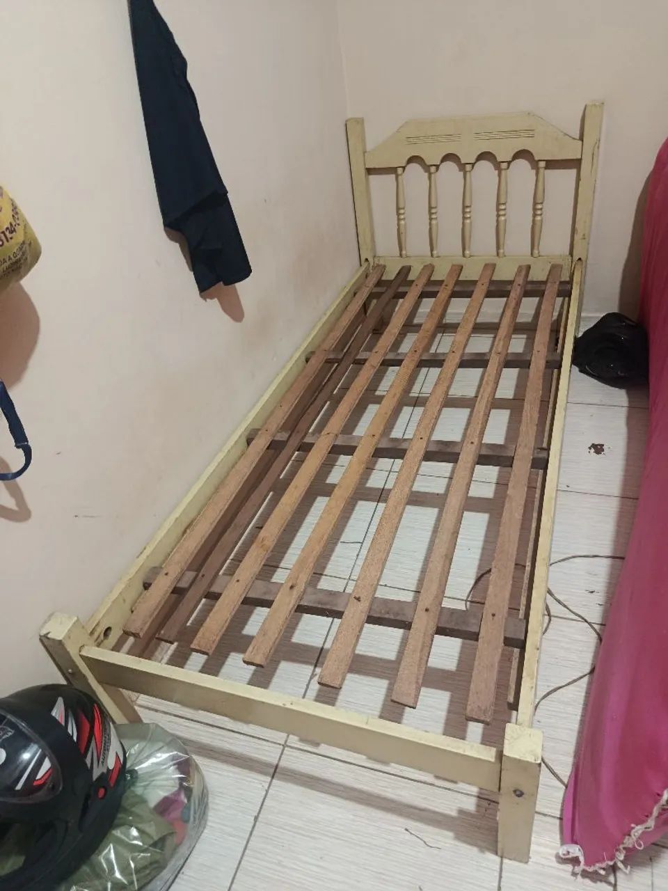 Vende-se duas camas de solteiro 