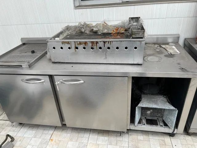Geladeira industrial e chapeira