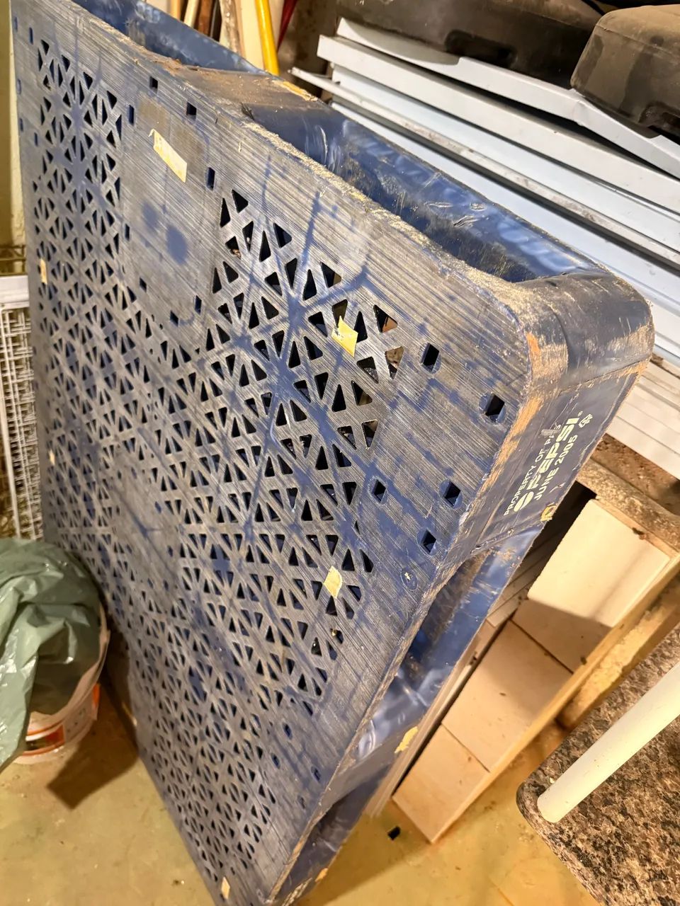 PALLET / ESTRADO PLÁSTICO RESISTENTE - OPORTUNIDADE - Foto 3