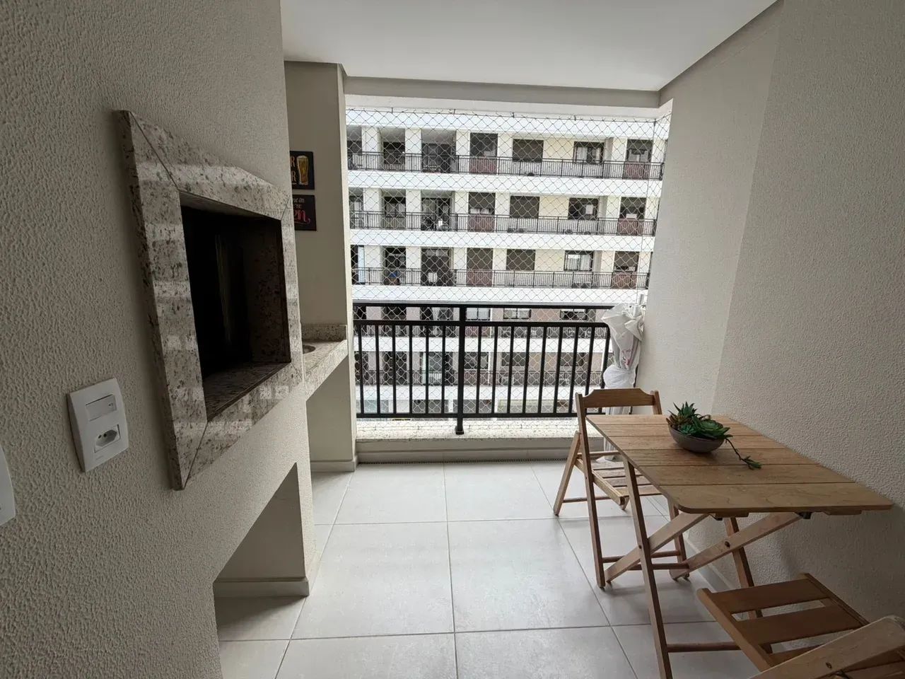 Apartamento mobiliado com 2 dormitórios (1 suíte), ampla sacada com churrasqueira e vista  - Foto 2