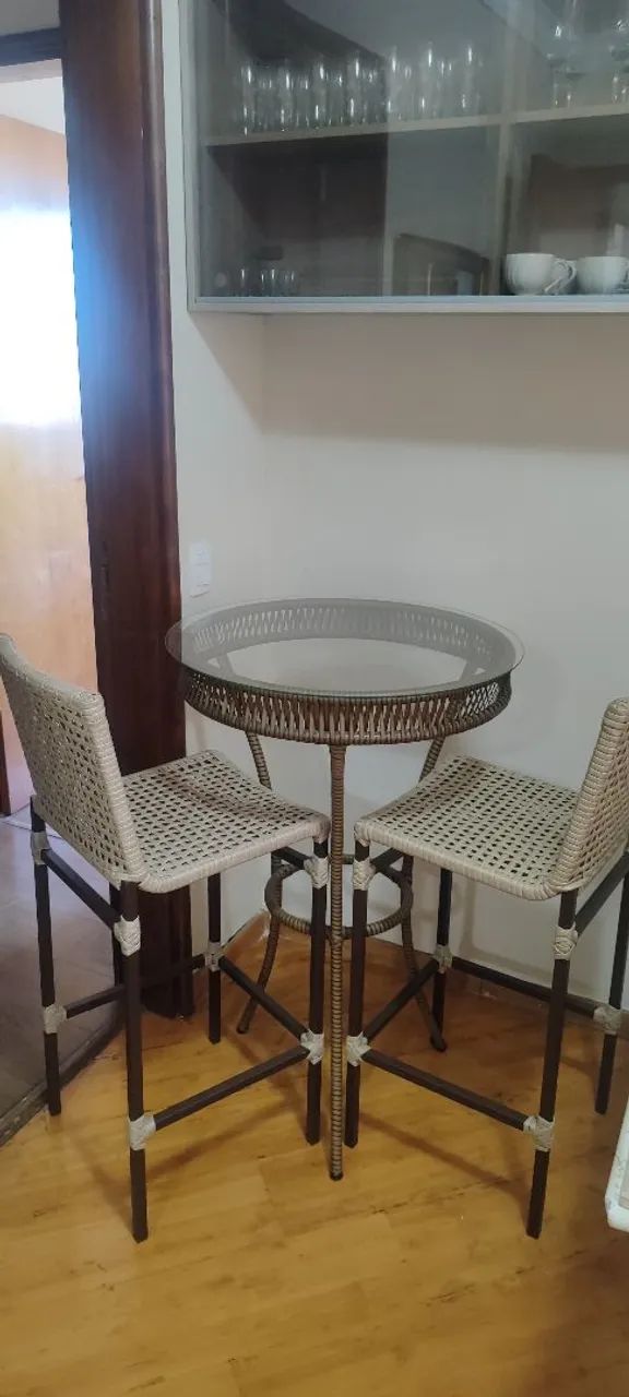 Conjunto Bistrô com Mesa de Vidro e 2 Banquetas - R$ 1.100