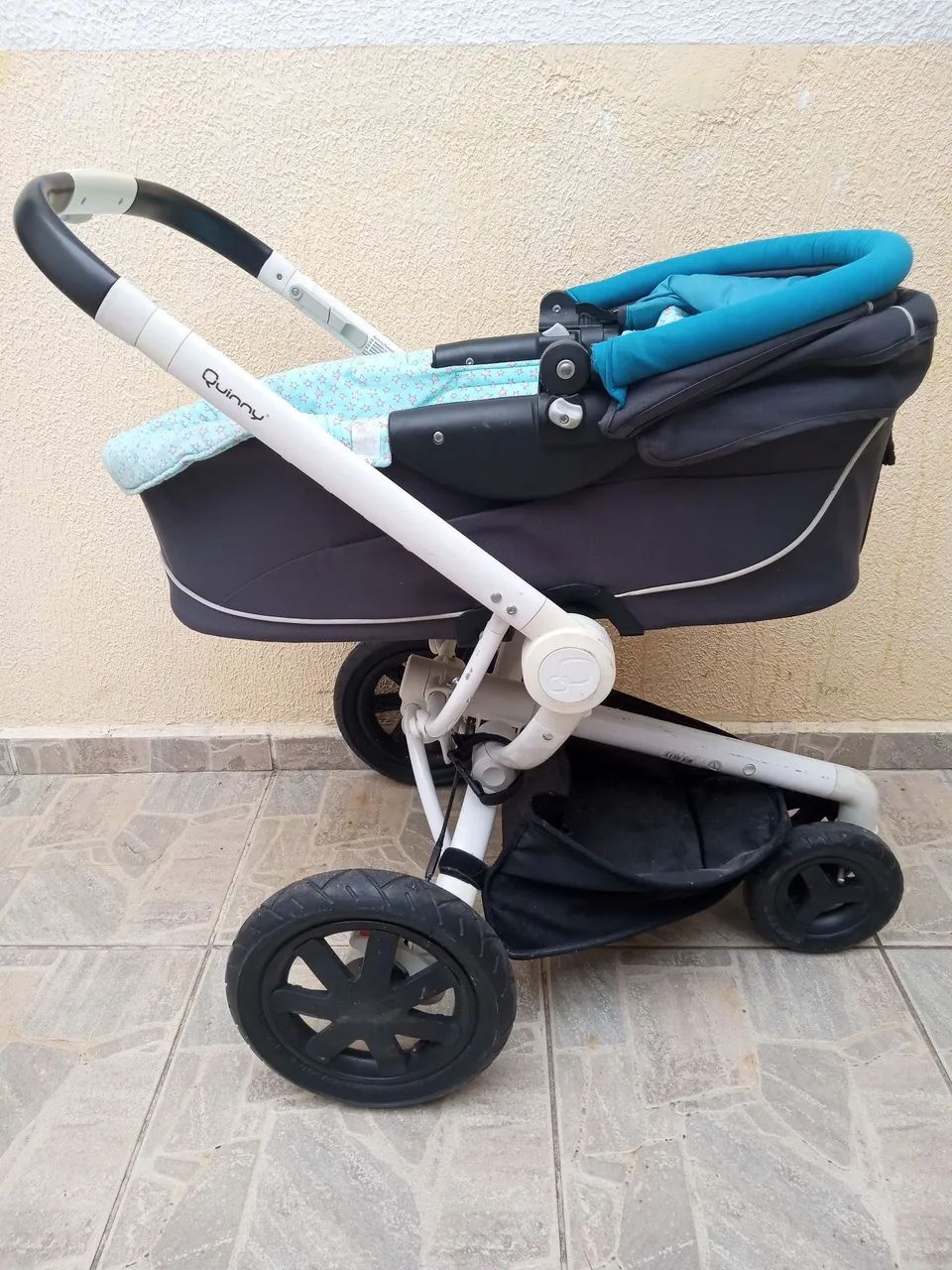 Vendo carrinho de bebê Quinny com Moisés