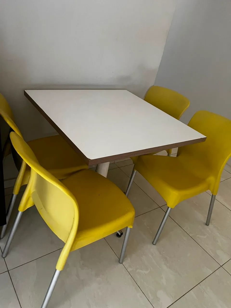 Vendo mesa balcão de mdf e estrutura de ferro