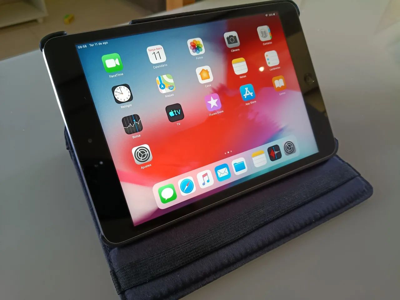 iPad mini 2, com capa protetora