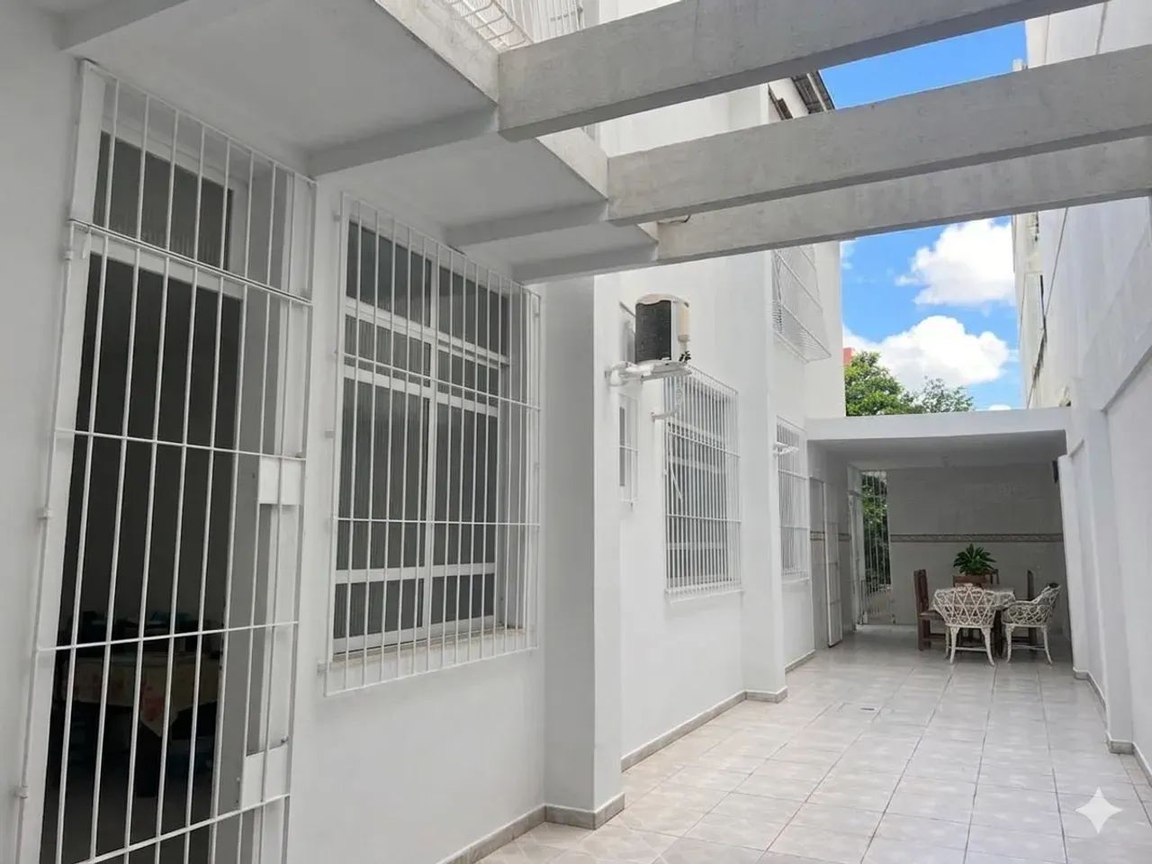 ALE VENDE CASA COM 5 SUITES NO UMARIZAL