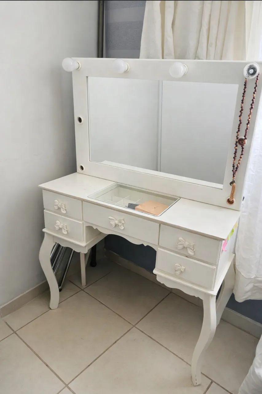 PENTEADEIRA COM LUZES