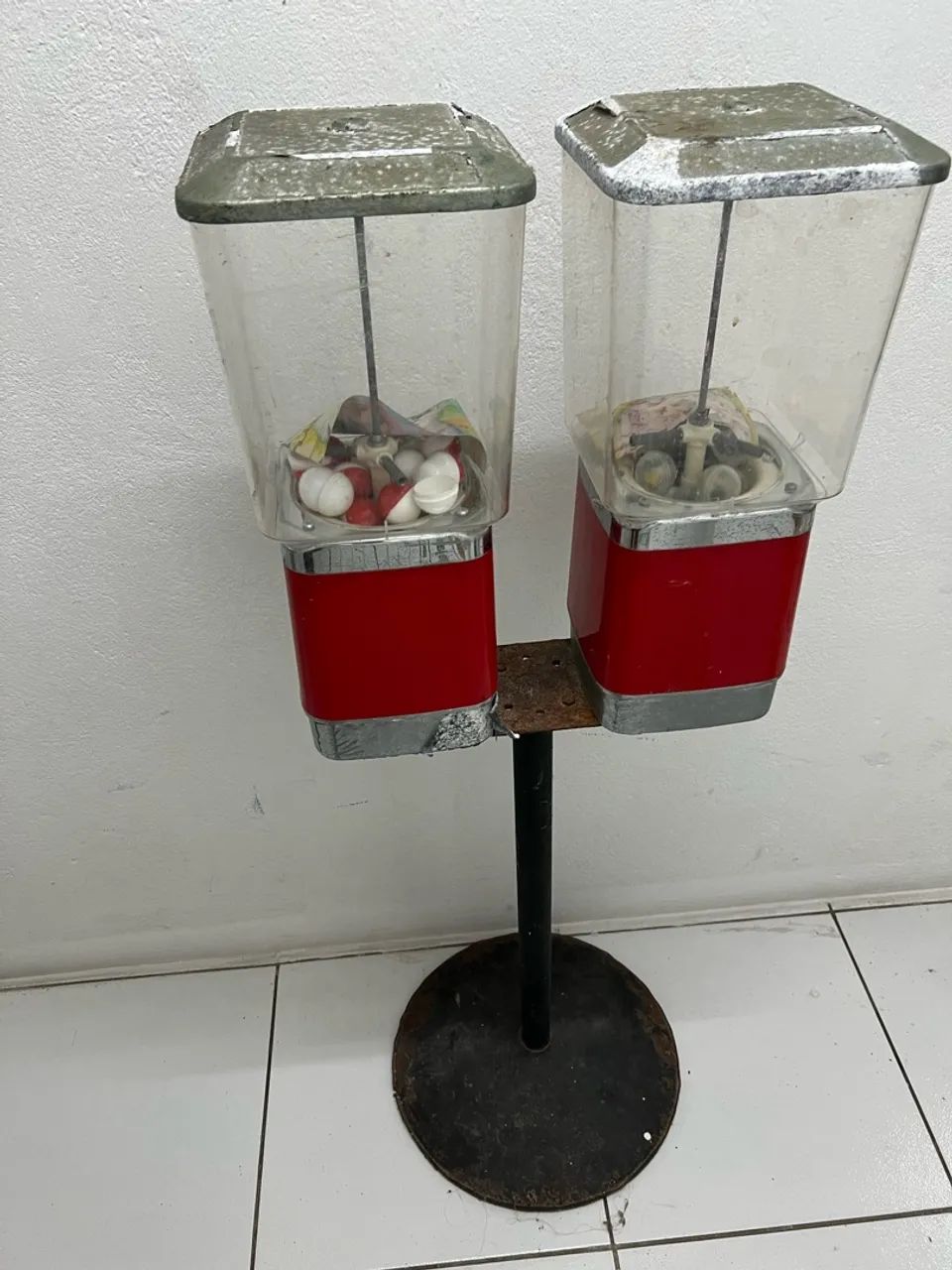 Dupla de Máquinas Vending Machine Bolinha / Guloseimas com Base (Para Reformar) - Foto 3