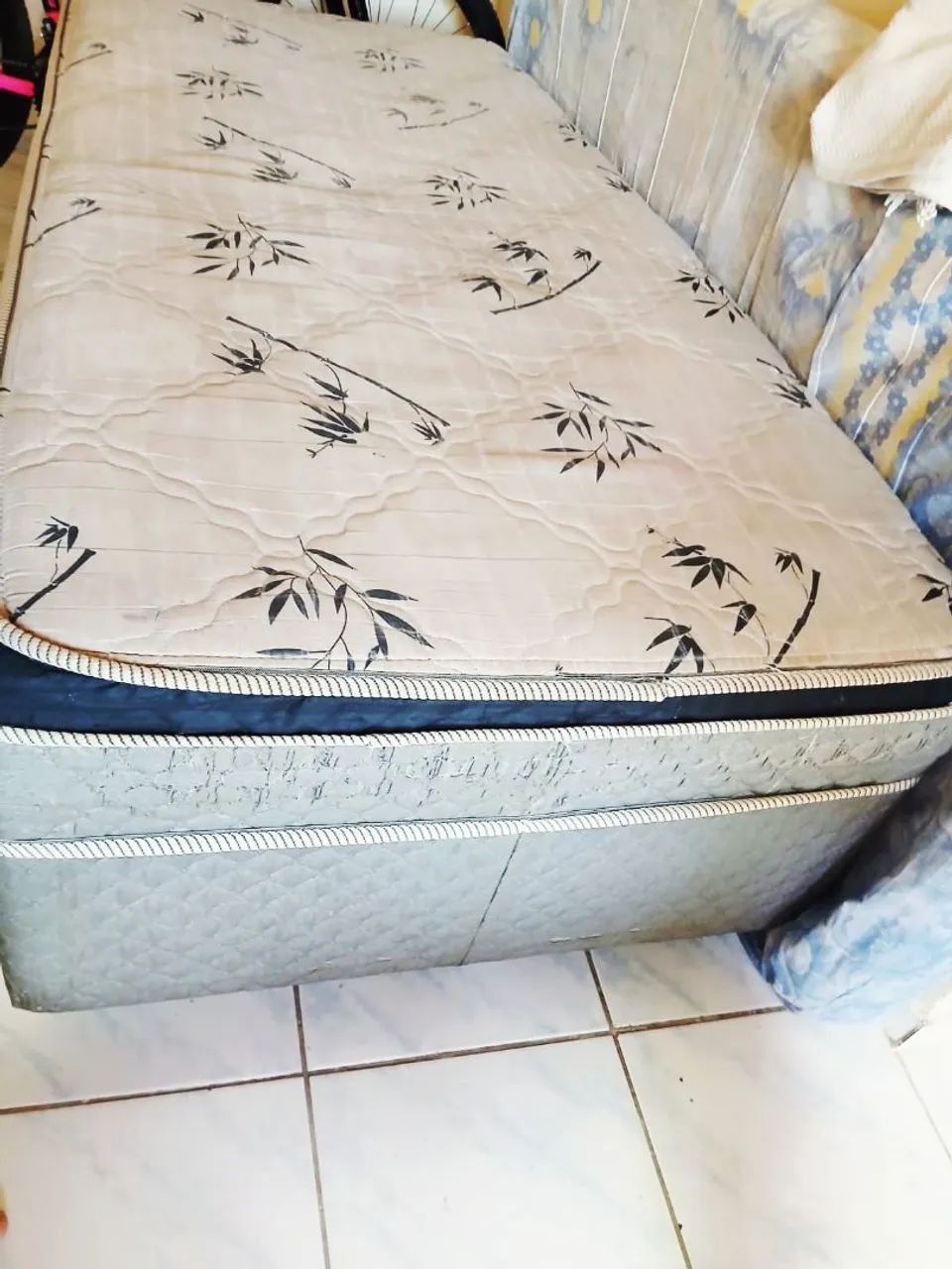 Cama excelente de solteiro à venda