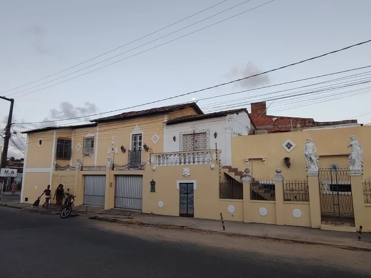 Excelente Casa com Pavimento Superior