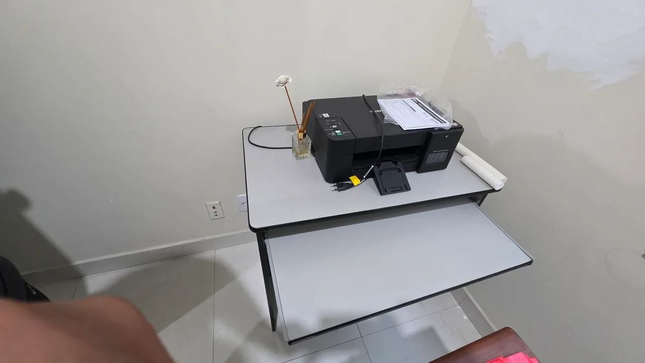Vendo duas mesas. 250 reais as duas. - Foto 5