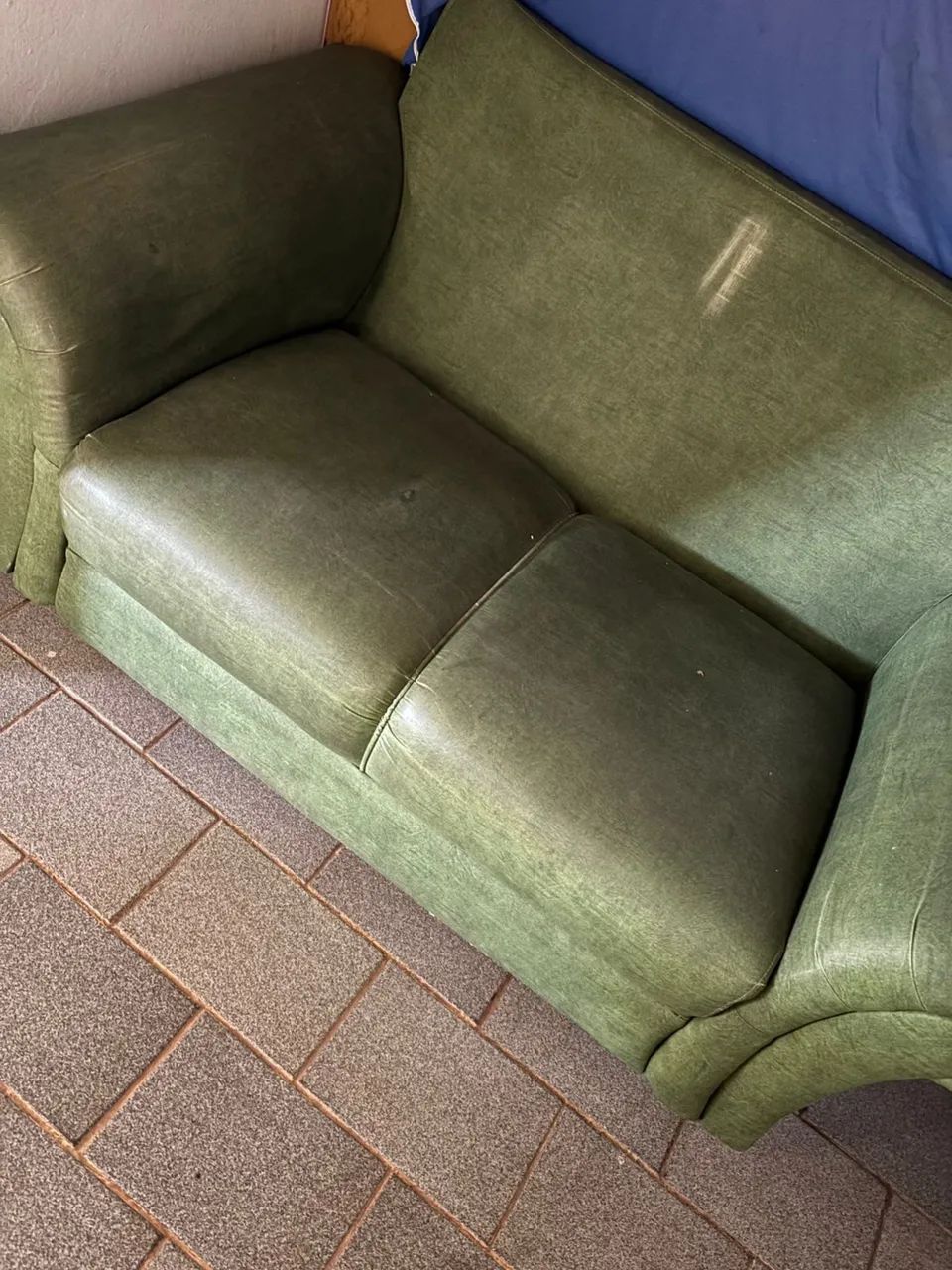 Vendo sofá de 2 lugares ( material couro sintético)  - Foto 3