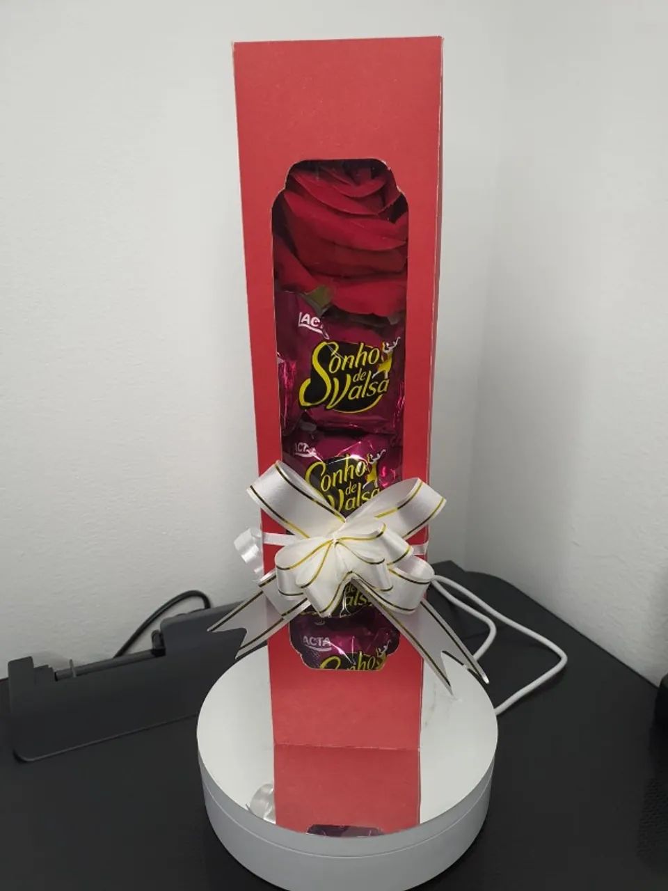 caixinha com rosa e bombom para presente - Foto 2