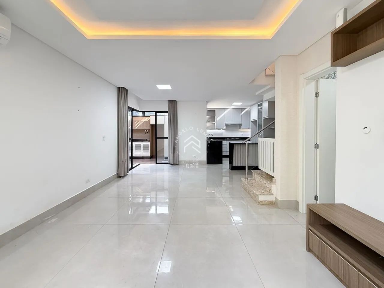 Sobrado Triplex Mobiliado com 3 Quartos e 153m² - Hauer - Foto 2