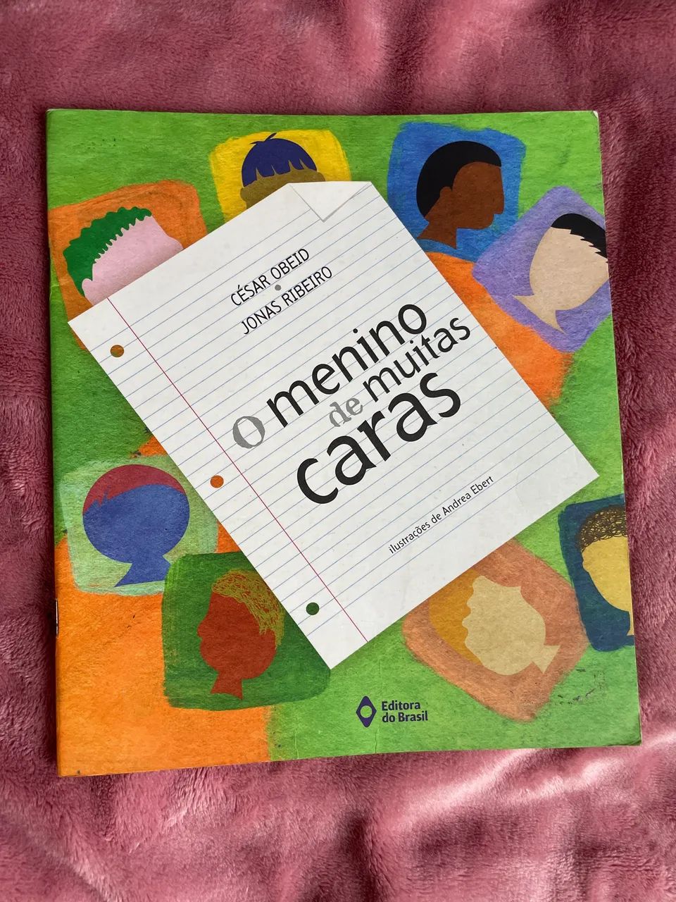 O menino de muitas caras