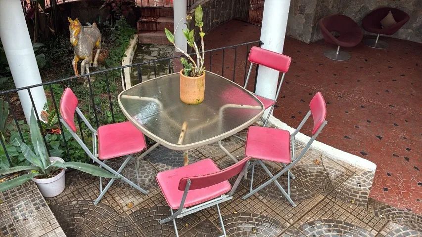 Mesa de jardim com 4 cadeiras dobraveis