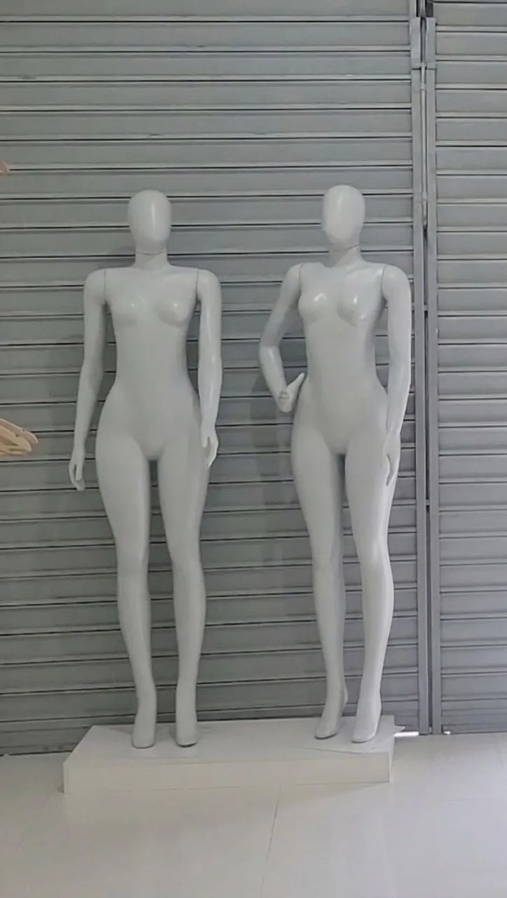 2 manequins + tablado em excelente estado, com apenas 3 meses de uso