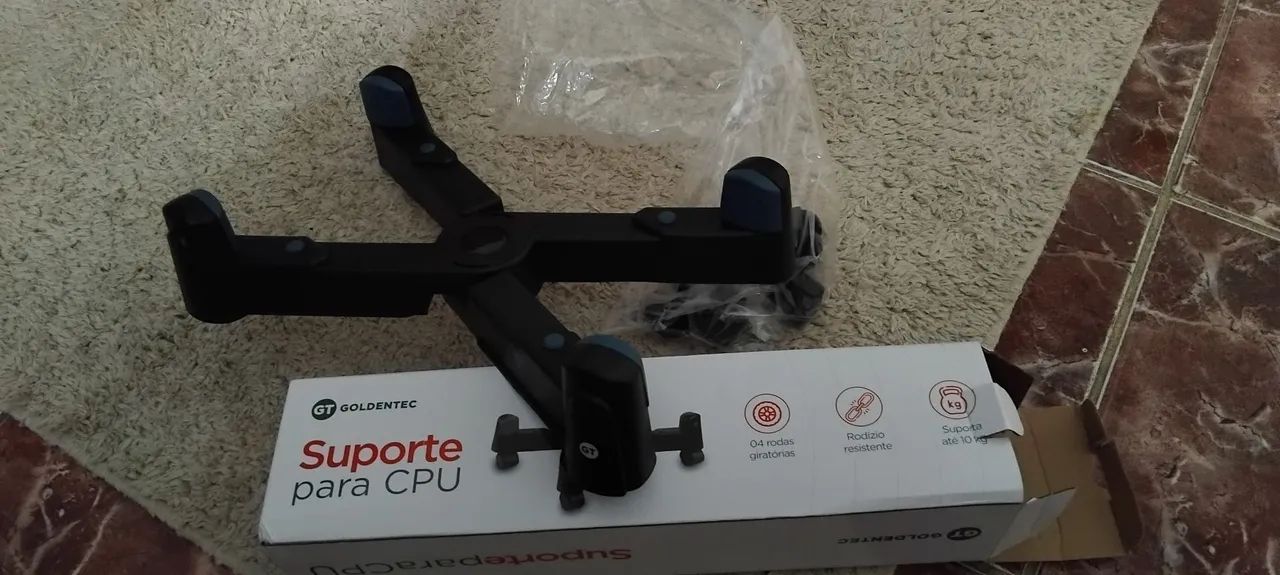 Suporte para CPU com rodinhas giratórias.