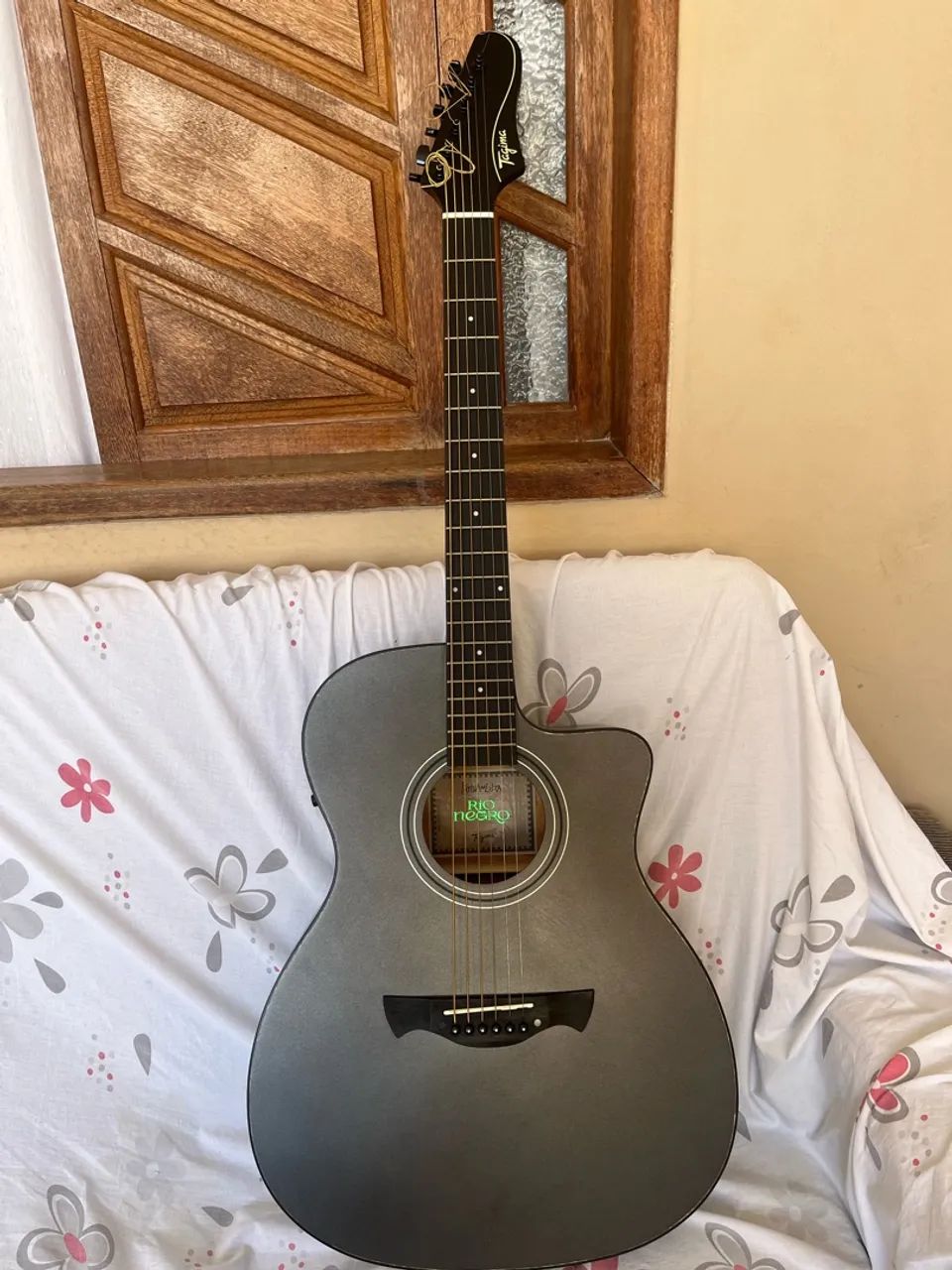 Violão Tagima preto, elétrico e de cordas de aço