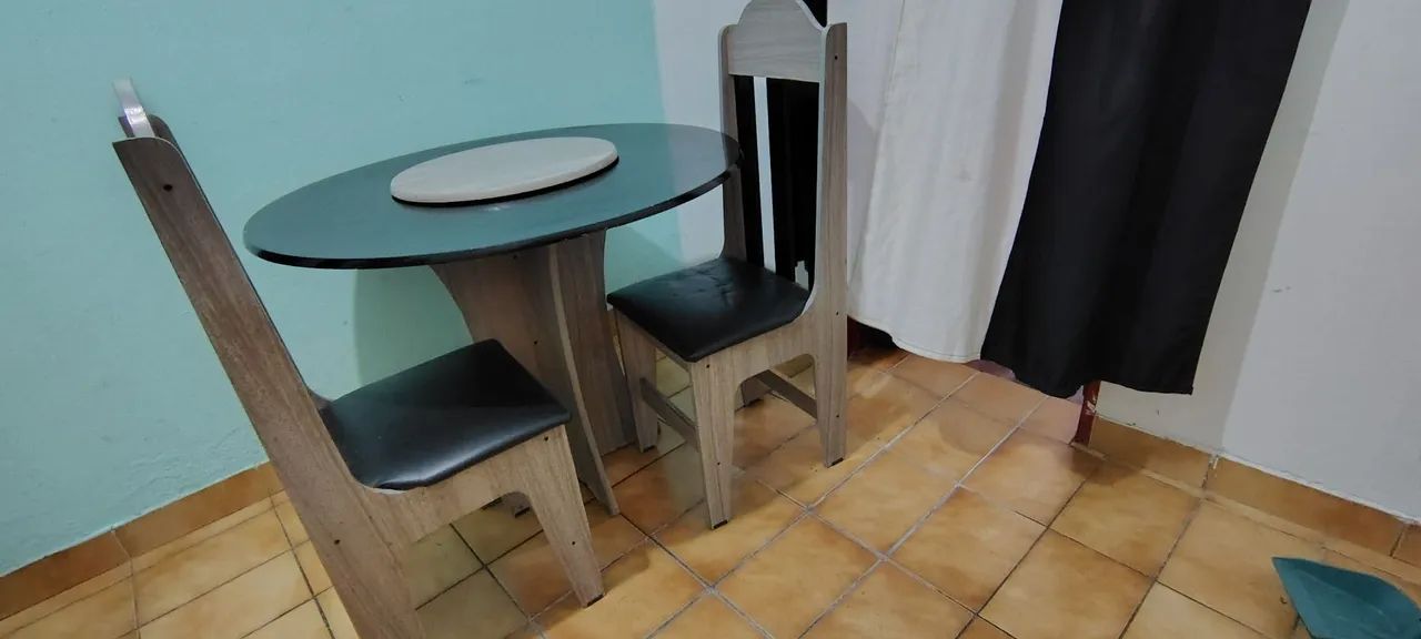 Mesa com 2 cadeiras 
