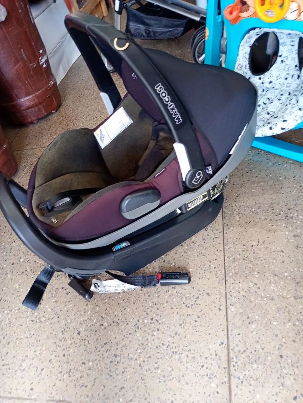Bebê conforto e base maxi cosi reclinável e possui isofix  - Foto 4