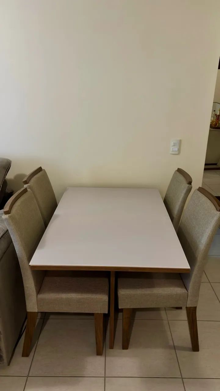Mesa de Jantar com 4 Cadeiras Estofadas - Tampo Branco - Foto 2