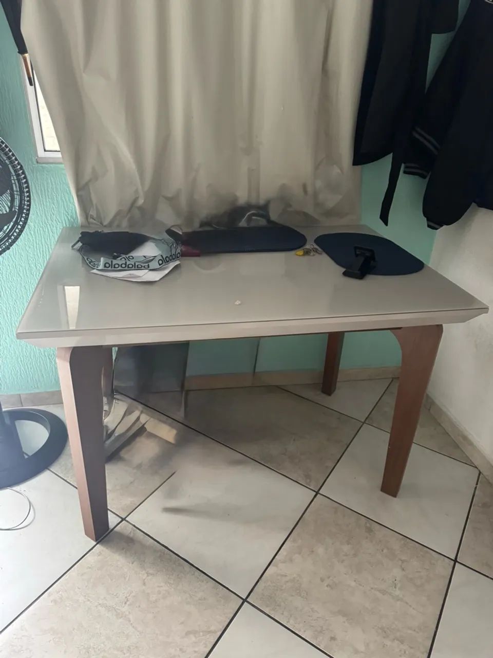 mesa sem cadeiras