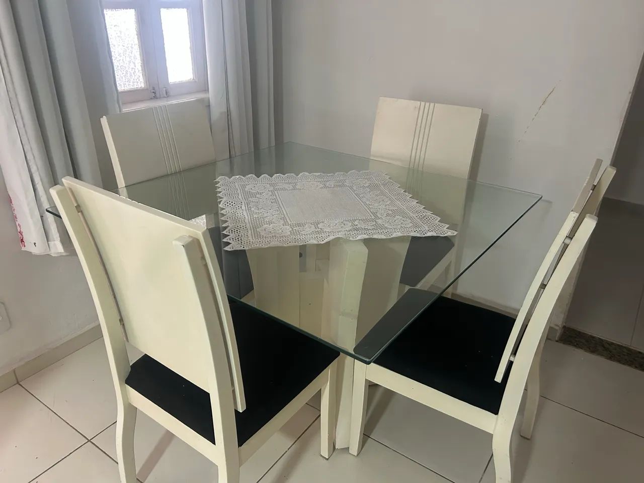 Mesa de jantar de 4 lugares com muito espaço 
