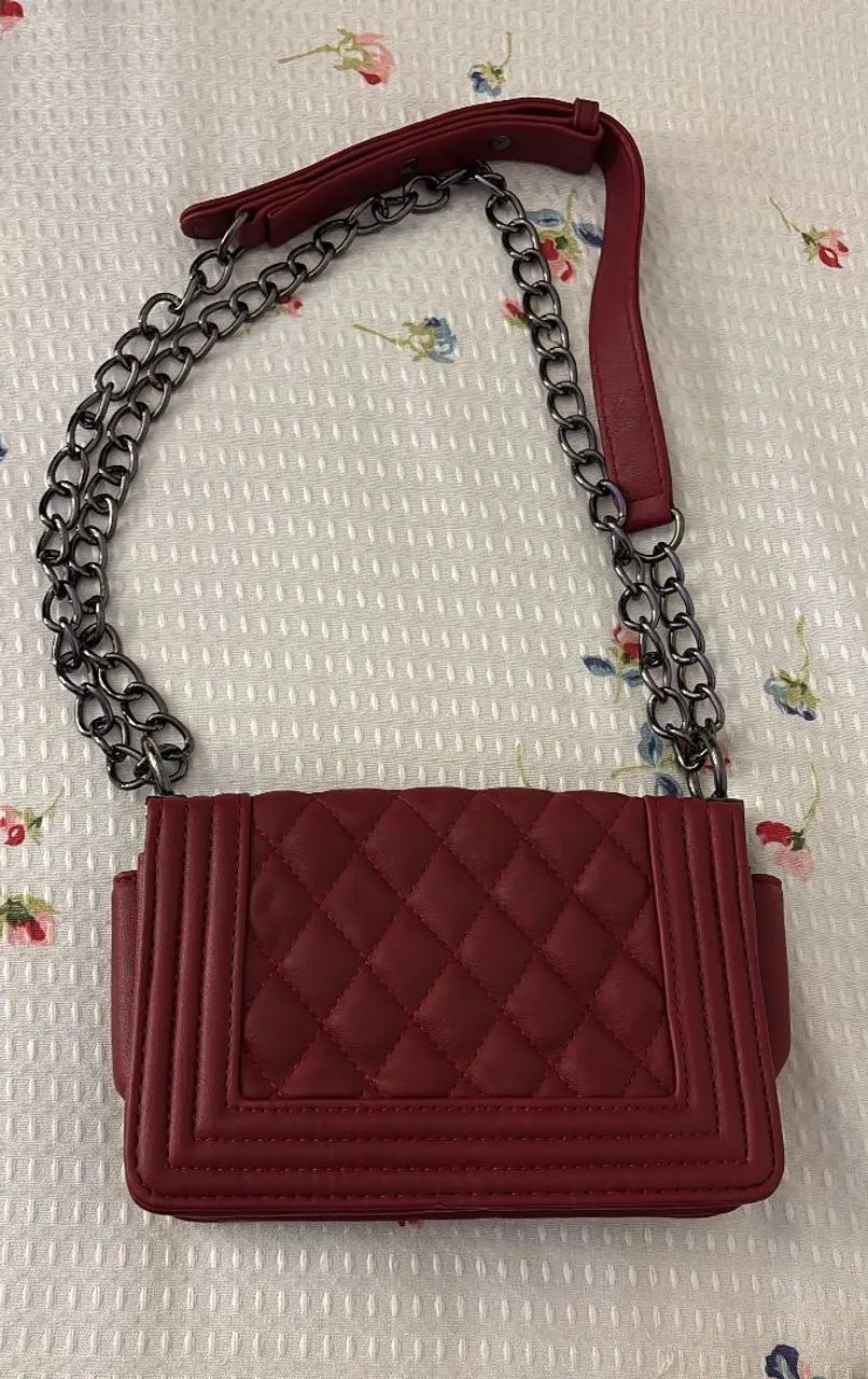 Bolsa matelassê vinho com corrente, nova, nunca usada - Foto 4