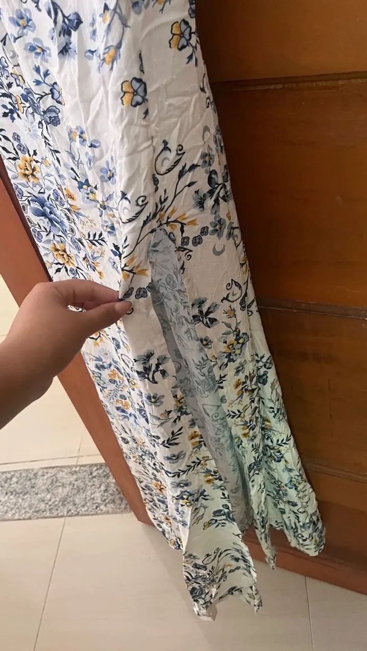 Vestido branco com floral azul e amarelo  - Foto 2