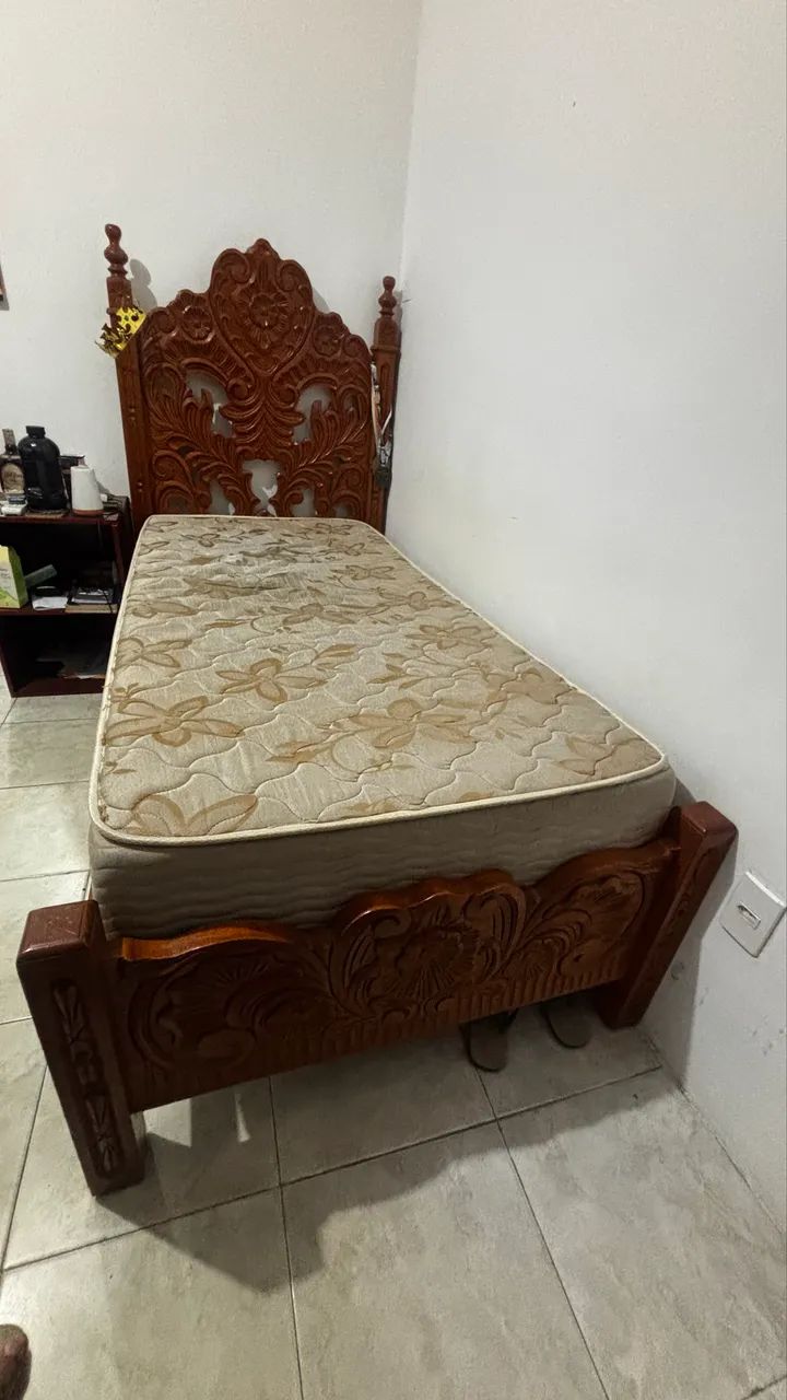 Cama antiga de madeira