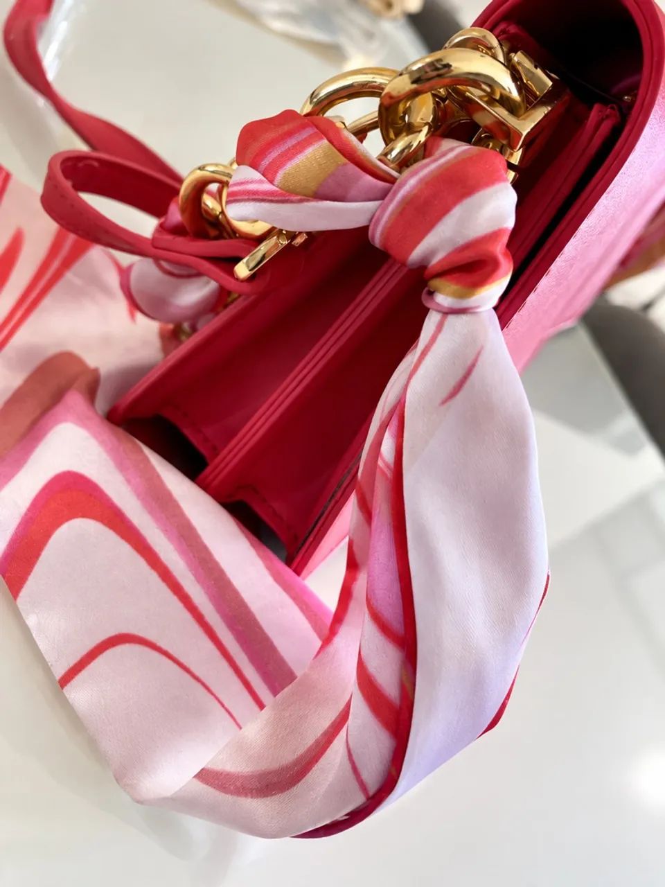 Bolsa Satinato Rosa com Corrente Dourada e Lenço - Foto 4